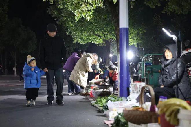 这个县城创造罚款收入下降“奇迹”ky开元棋牌政府大楼旁可以摆摊(图2)
